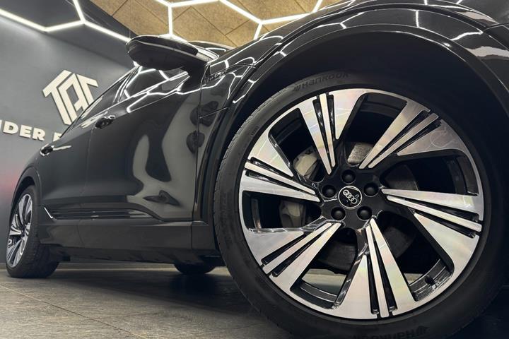 Sort Audi Q8 e-tron fra 2024