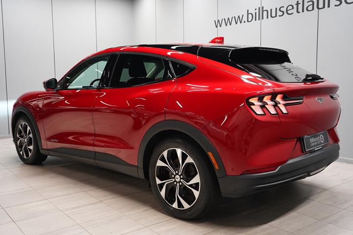 Rød Ford Mustang Mach-E fra 2023