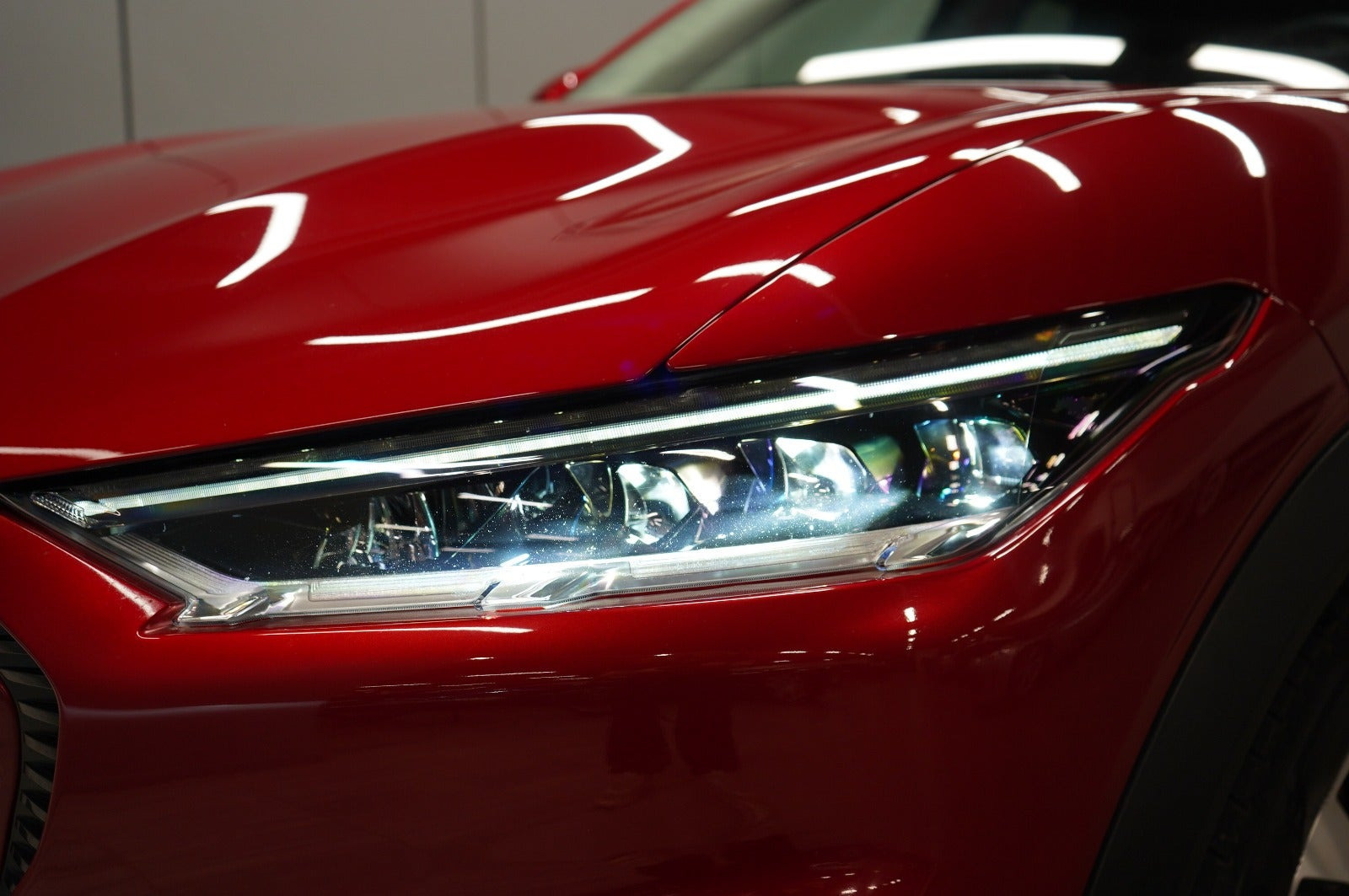 Rød Ford Mustang Mach-E fra 2023