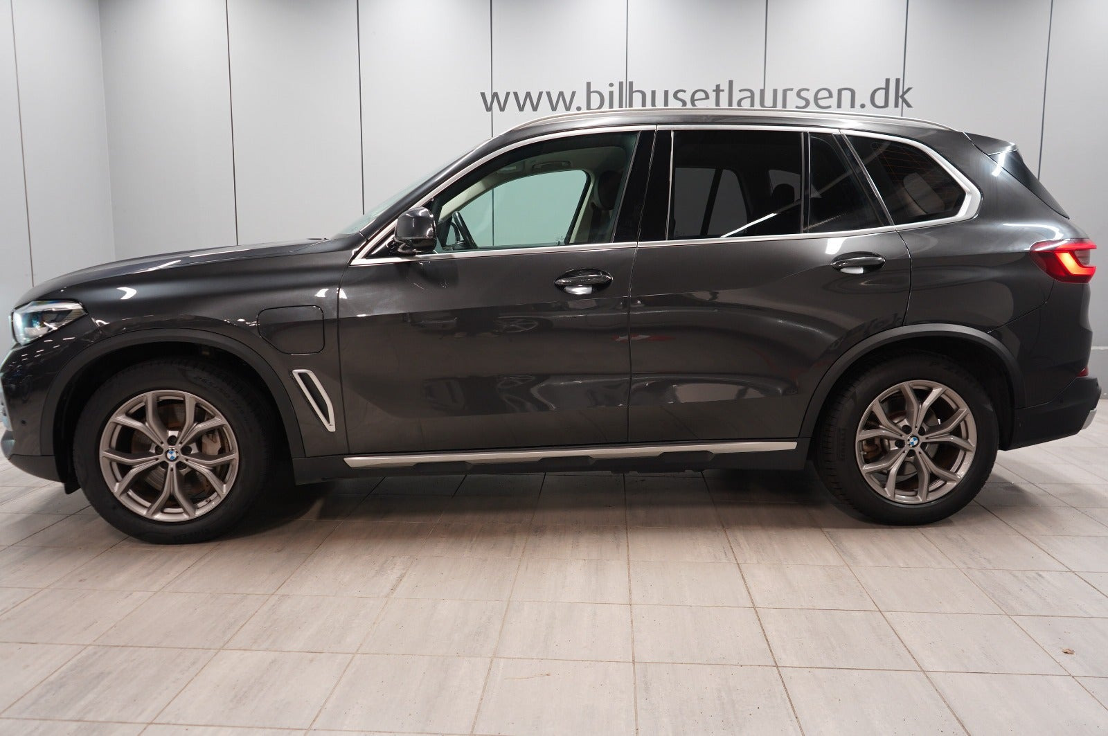 Grå BMW X5 fra 2021