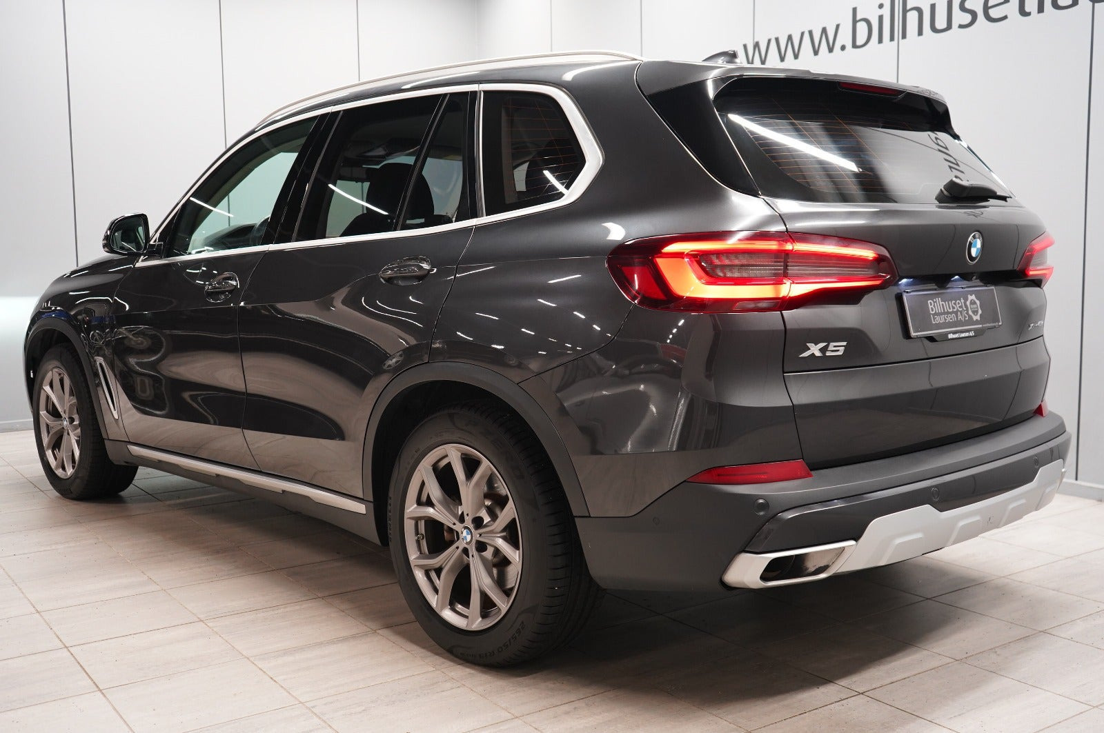 Grå BMW X5 fra 2021