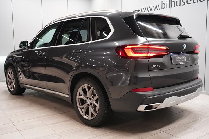Grå BMW X5 fra 2021