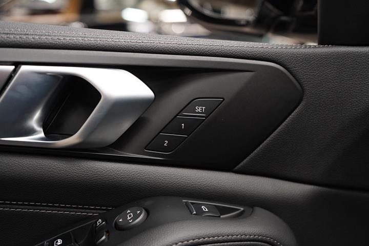 Grå BMW X5 fra 2021