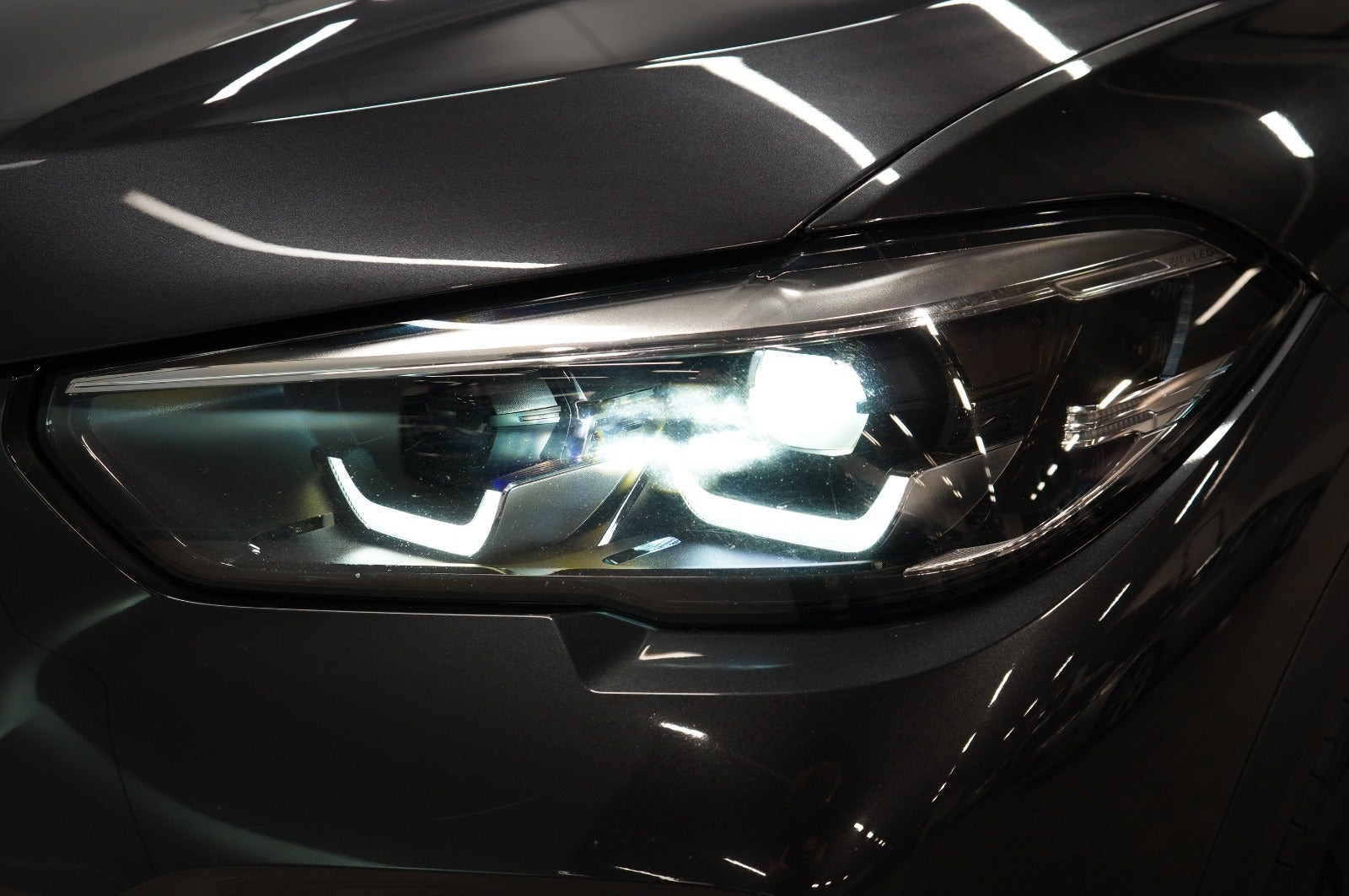 Grå BMW X5 fra 2021
