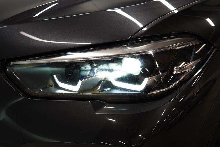 Grå BMW X5 fra 2021