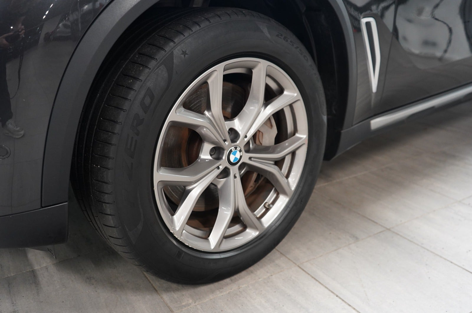 Grå BMW X5 fra 2021