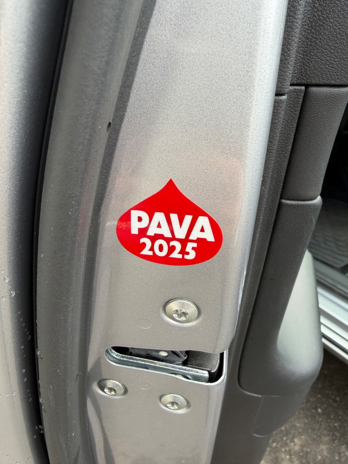 Grå Hyundai Kona fra 2024