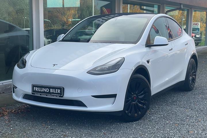 Hvid Tesla Model Y fra 2023