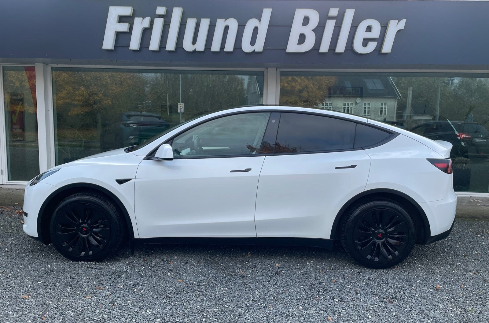 Hvid Tesla Model Y fra 2023