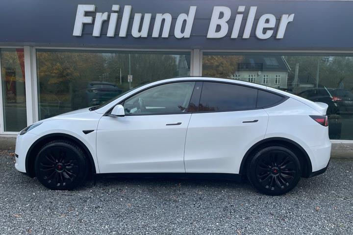 Hvid Tesla Model Y fra 2023