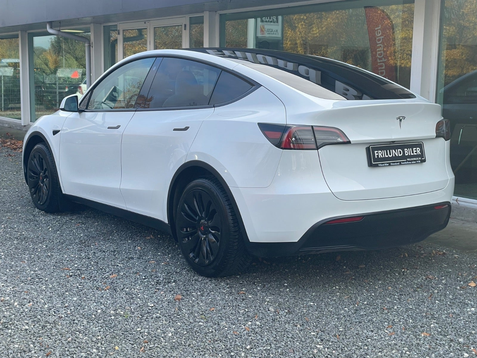 Hvid Tesla Model Y fra 2023