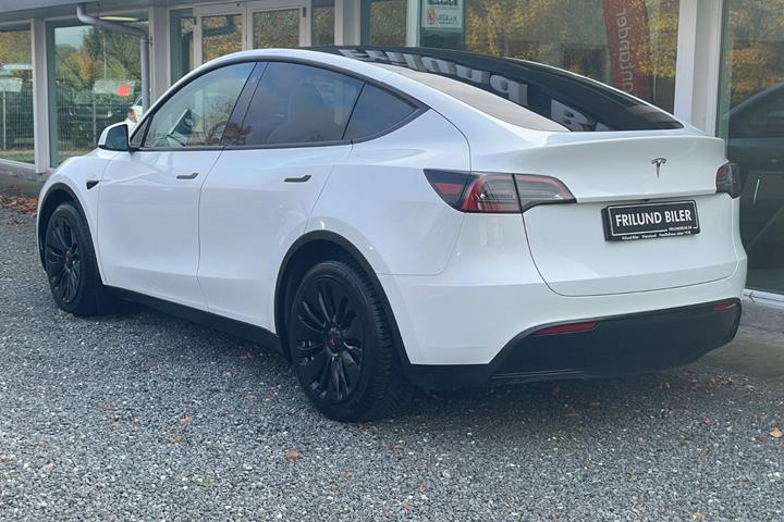 Hvid Tesla Model Y fra 2023