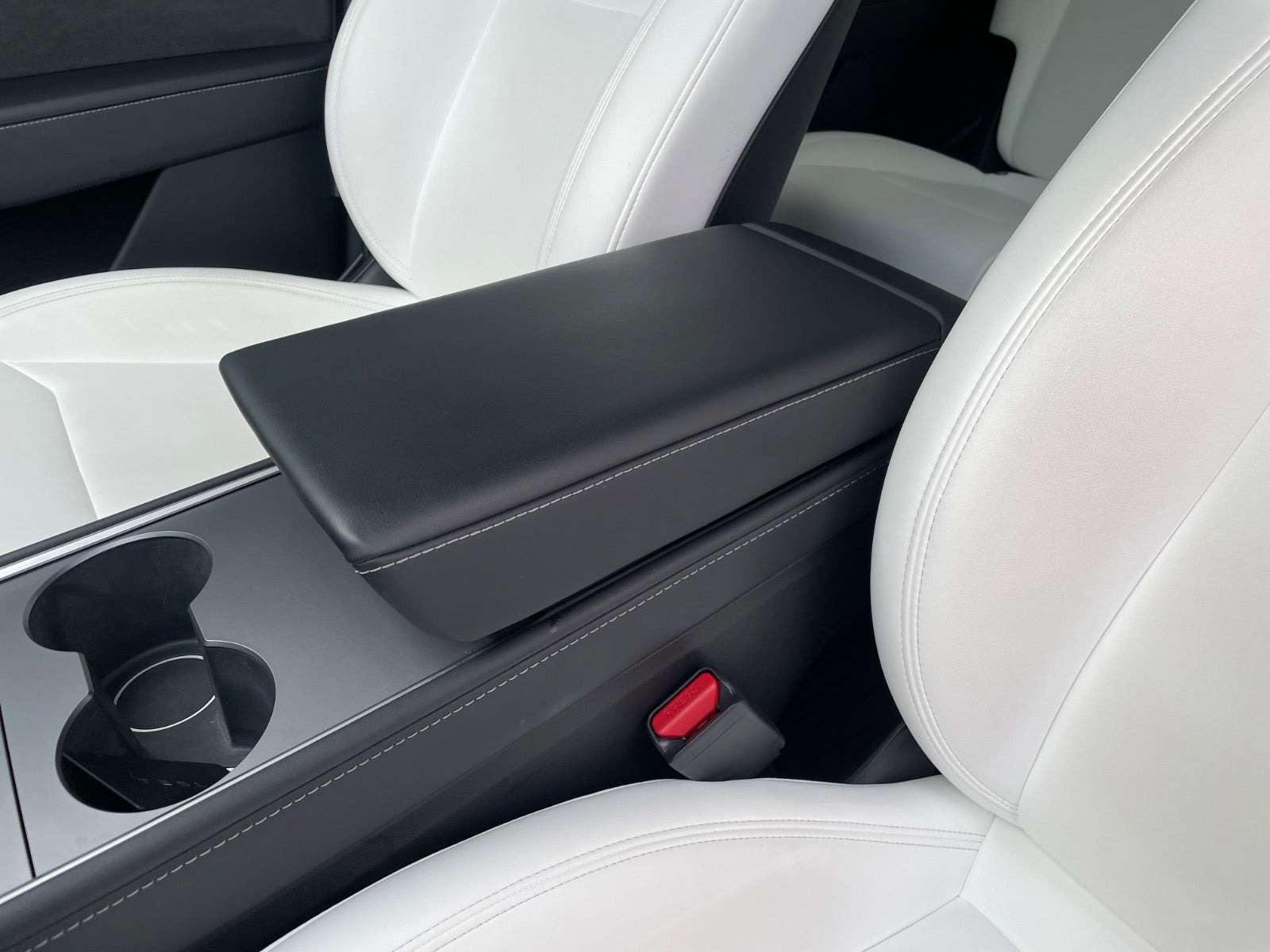 Hvid Tesla Model Y fra 2023