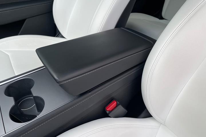 Hvid Tesla Model Y fra 2023