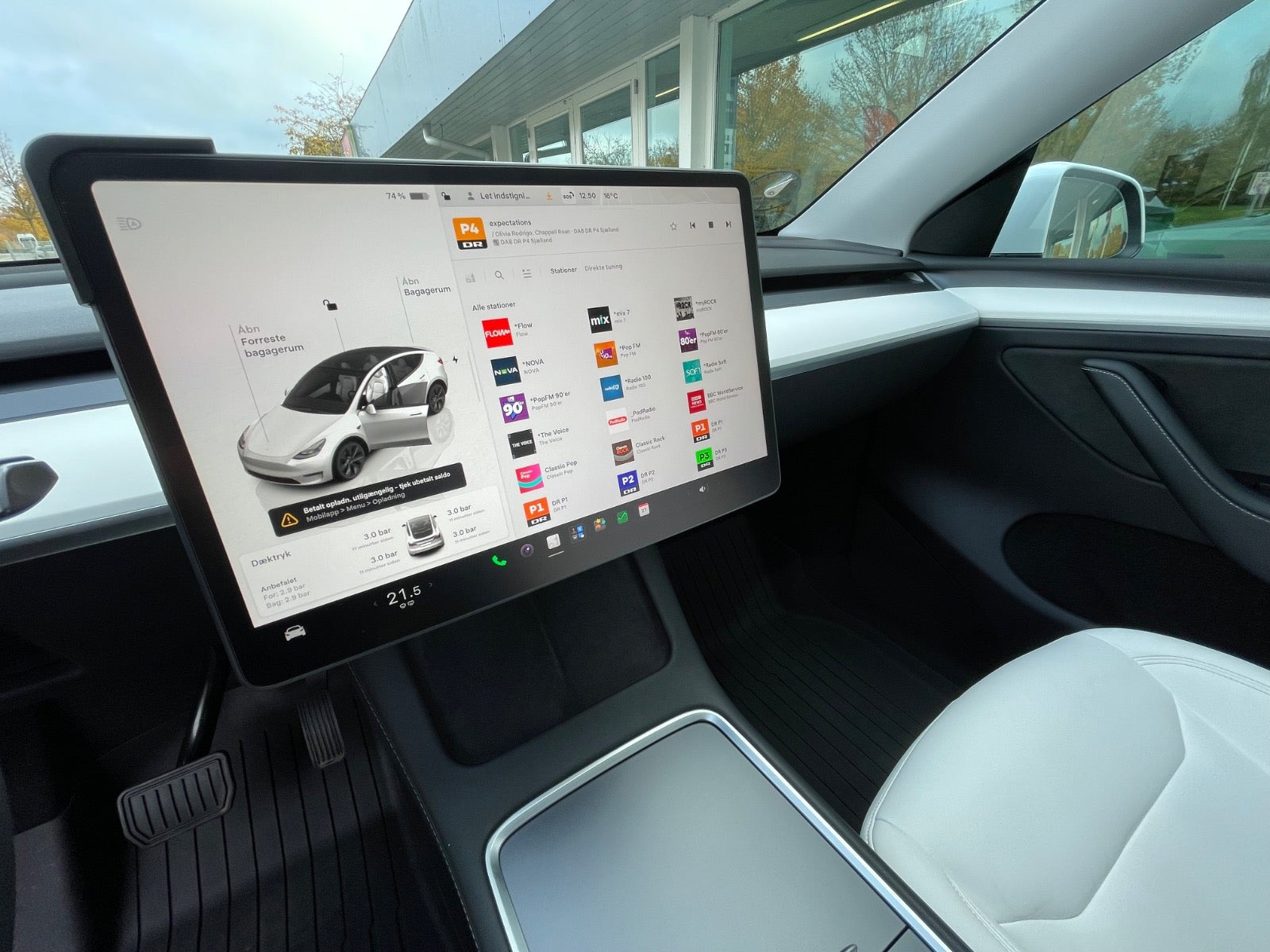 Hvid Tesla Model Y fra 2023