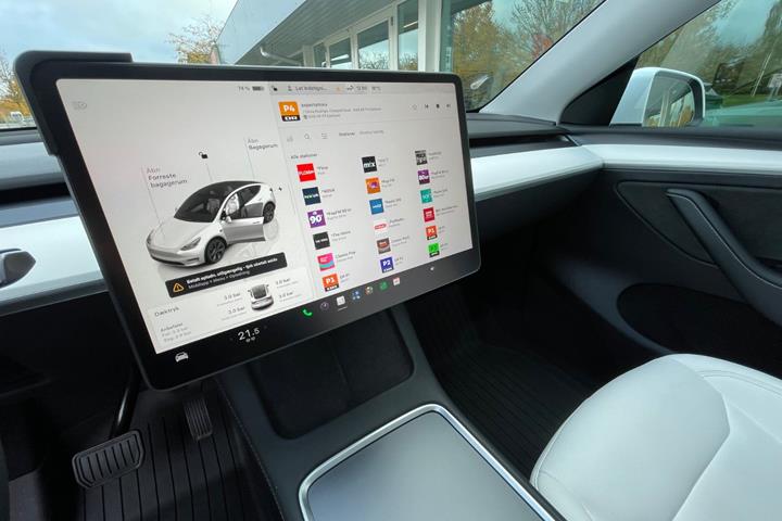 Hvid Tesla Model Y fra 2023