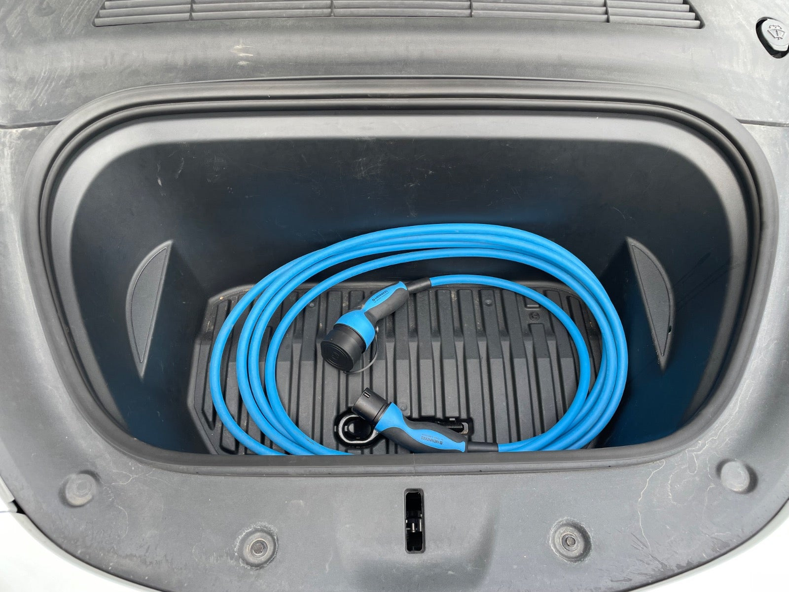 Hvid Tesla Model Y fra 2023