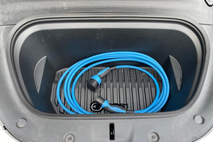 Hvid Tesla Model Y fra 2023
