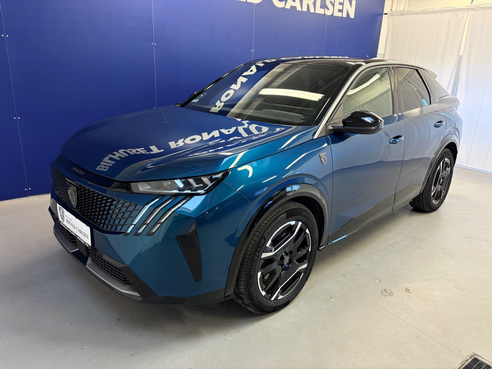 Blå Peugeot e-3008 fra 2025