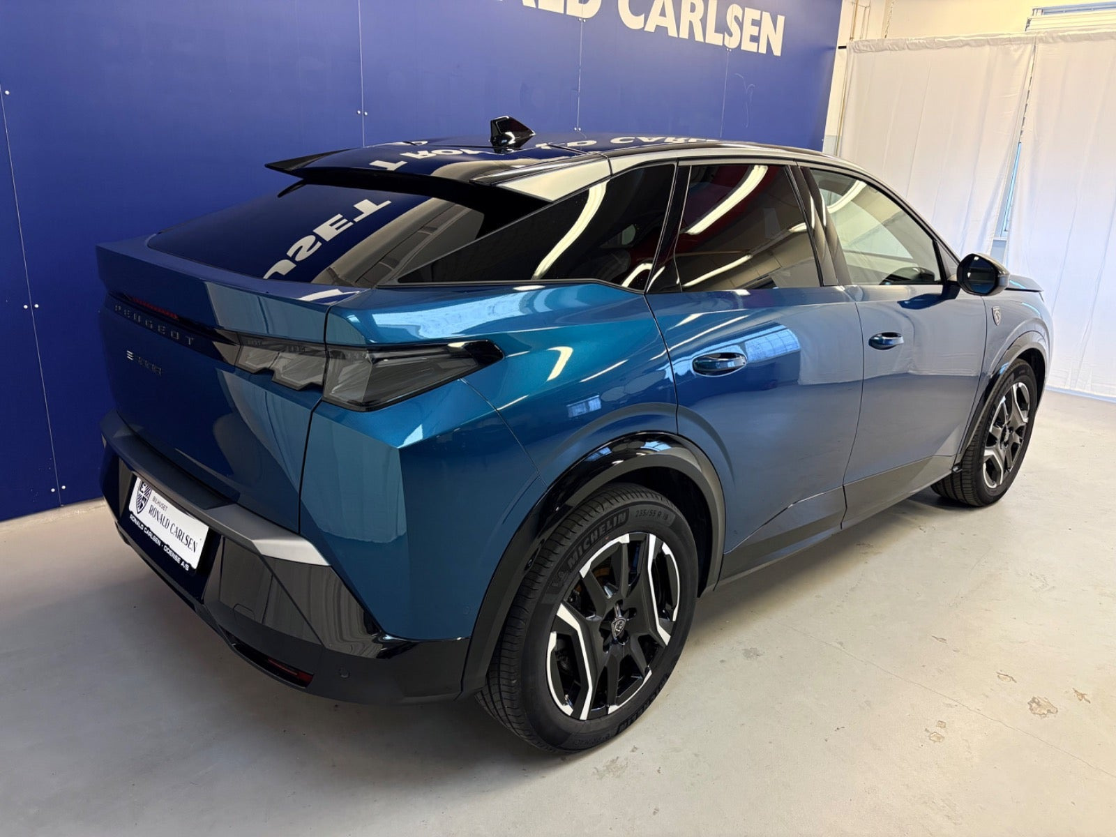 Blå Peugeot e-3008 fra 2025