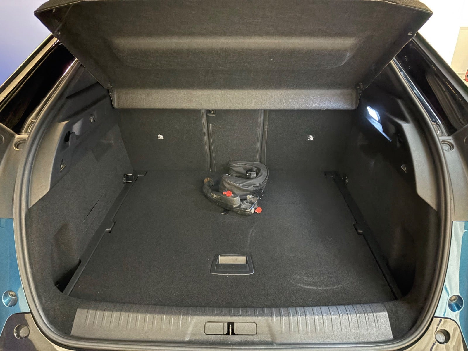 Blå Peugeot e-3008 fra 2025