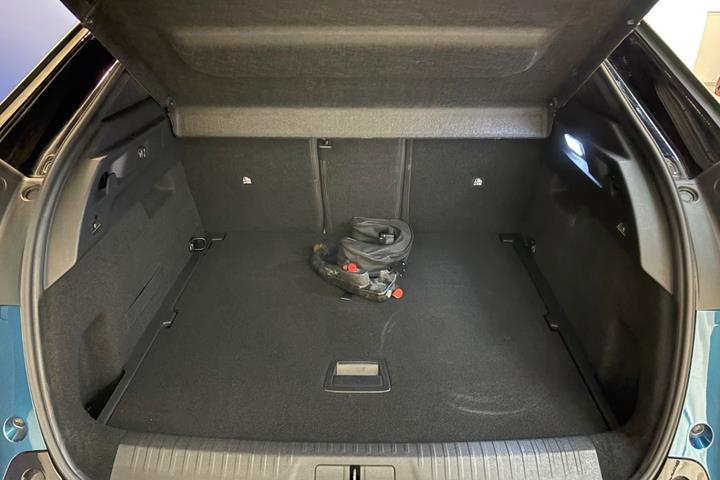 Blå Peugeot e-3008 fra 2025