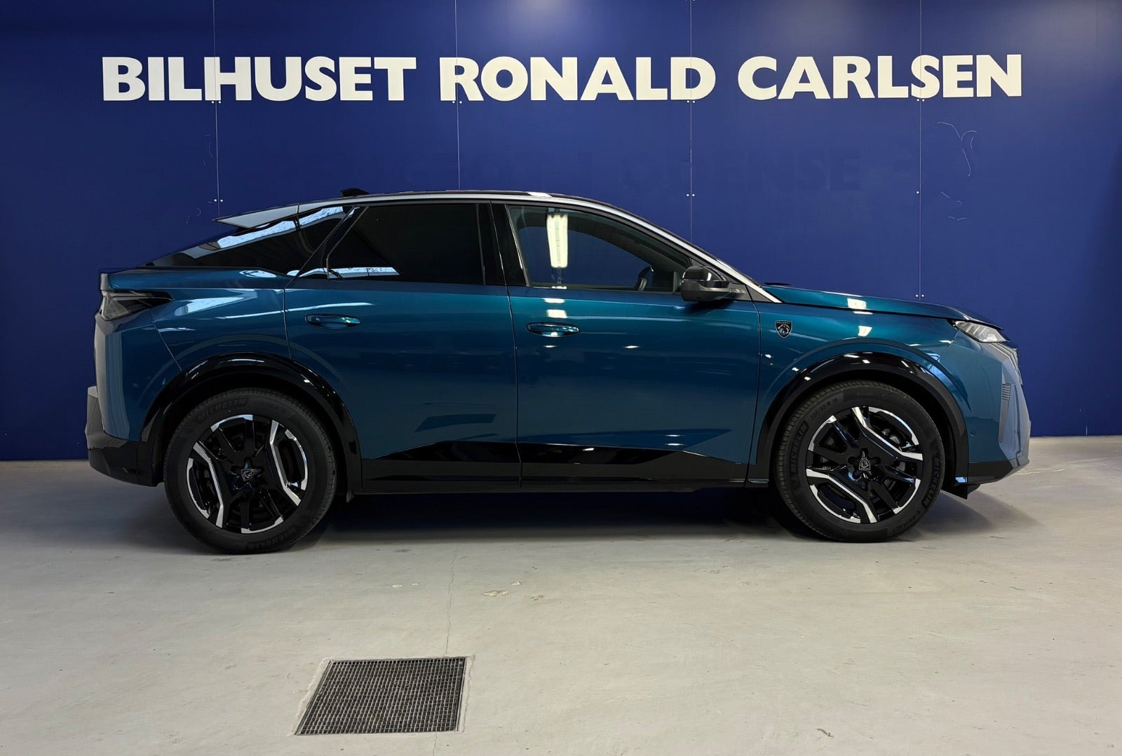 Blå Peugeot e-3008 fra 2025