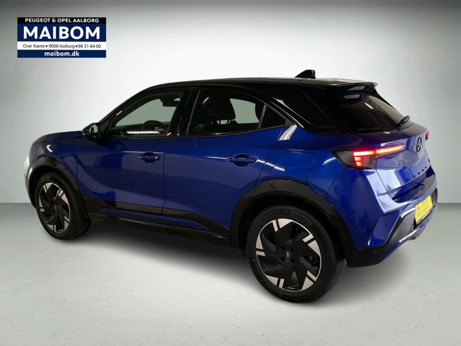 Blå Opel Mokka-e fra 2025
