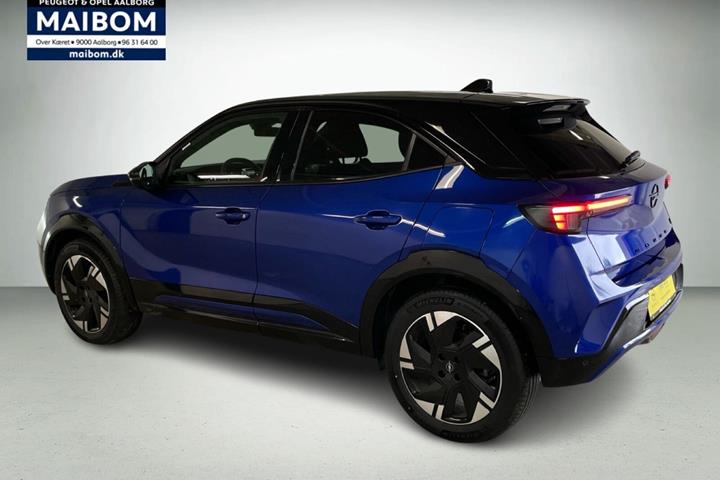 Blå Opel Mokka-e fra 2025