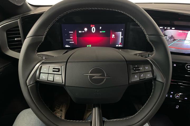 Blå Opel Mokka-e fra 2025