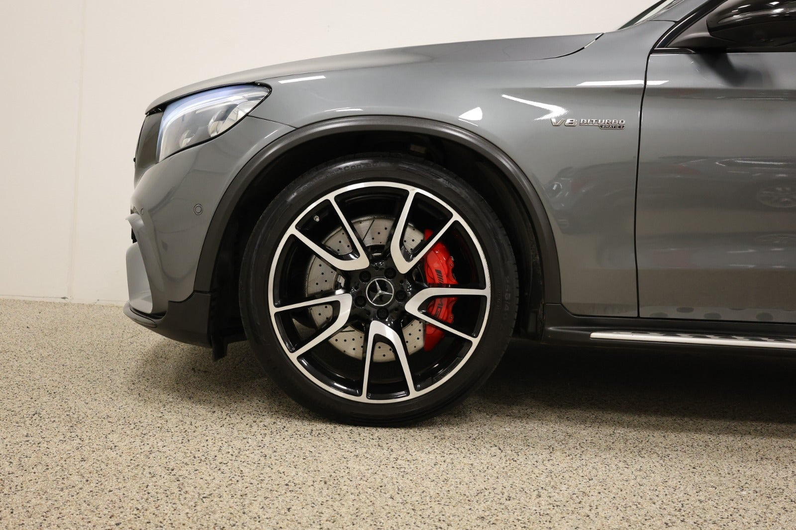 Grå Mercedes GLC63 fra 2018