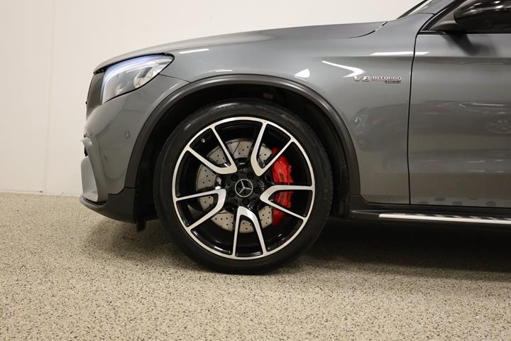 Grå Mercedes GLC63 fra 2018