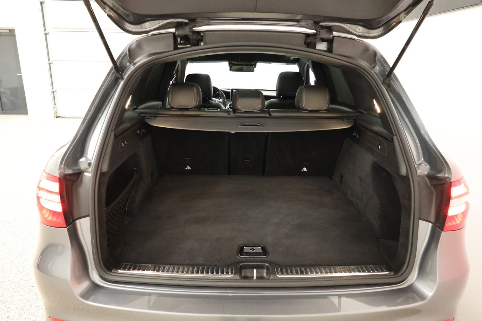 Grå Mercedes GLC63 fra 2018