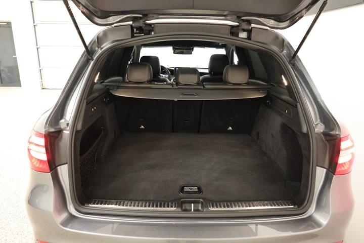 Grå Mercedes GLC63 fra 2018