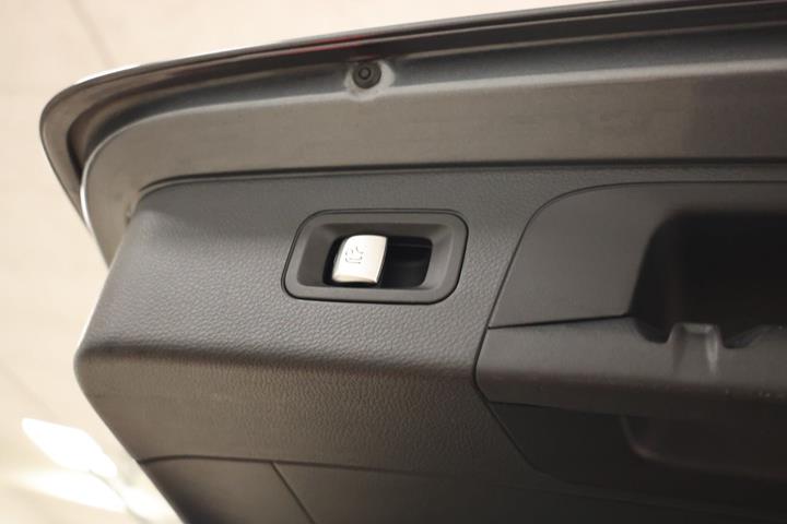 Grå Mercedes GLC63 fra 2018