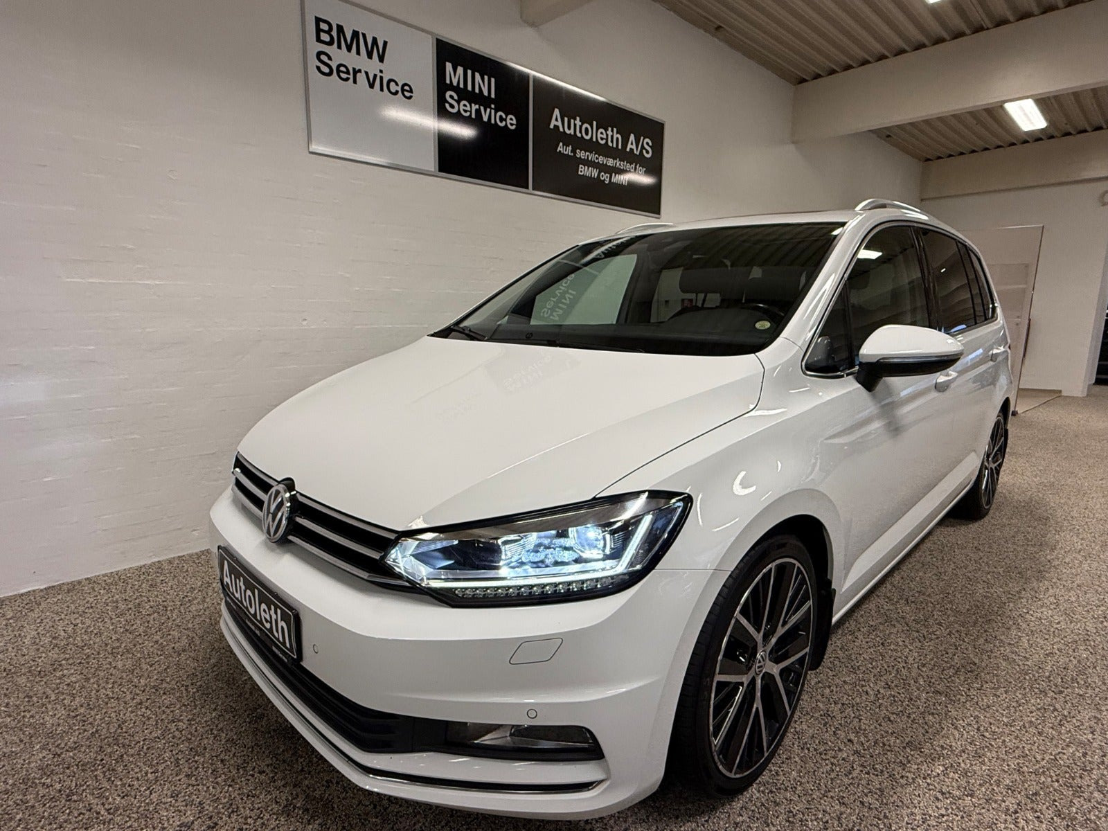 Hvid VW Touran fra 2017