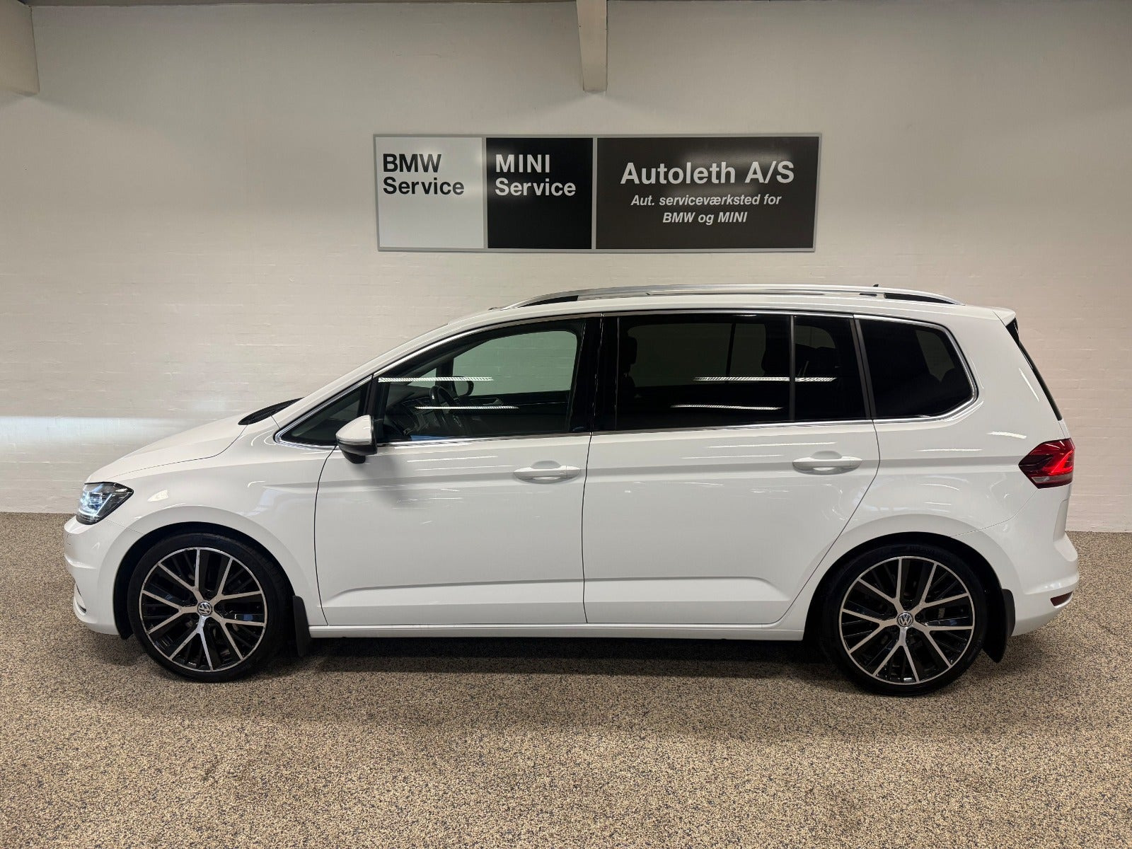 Hvid VW Touran fra 2017
