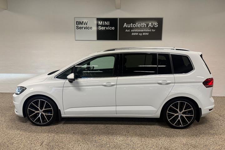 Hvid VW Touran fra 2017