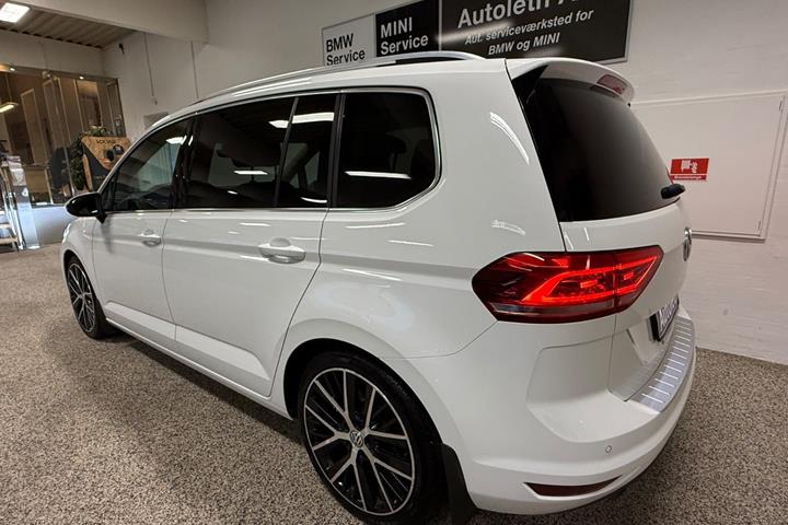 Hvid VW Touran fra 2017