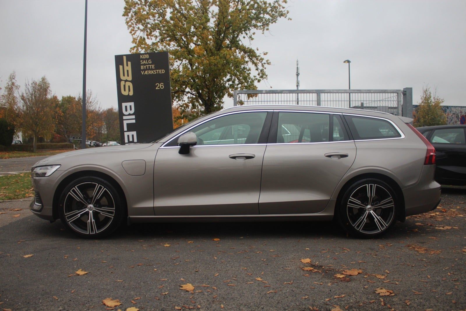 Grå Volvo V60 fra 2021