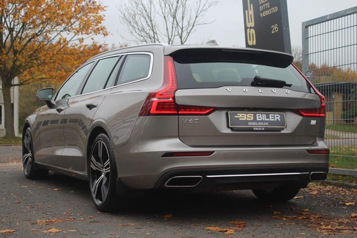 Grå Volvo V60 fra 2021