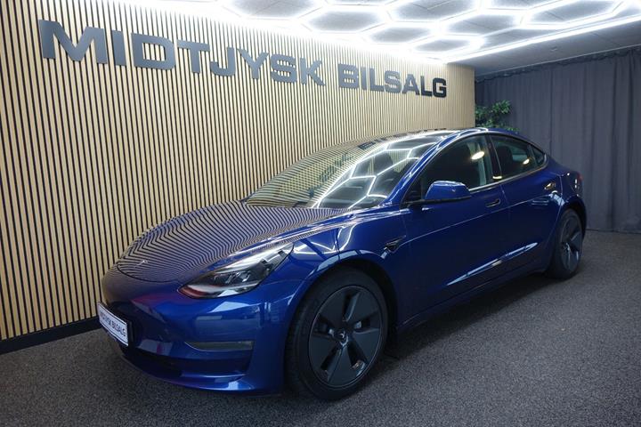 Blå Tesla Model 3 fra 2021
