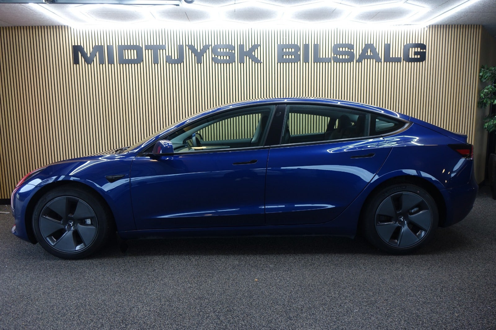 Blå Tesla Model 3 fra 2021