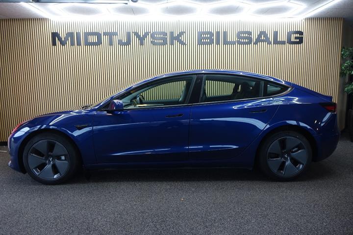 Blå Tesla Model 3 fra 2021