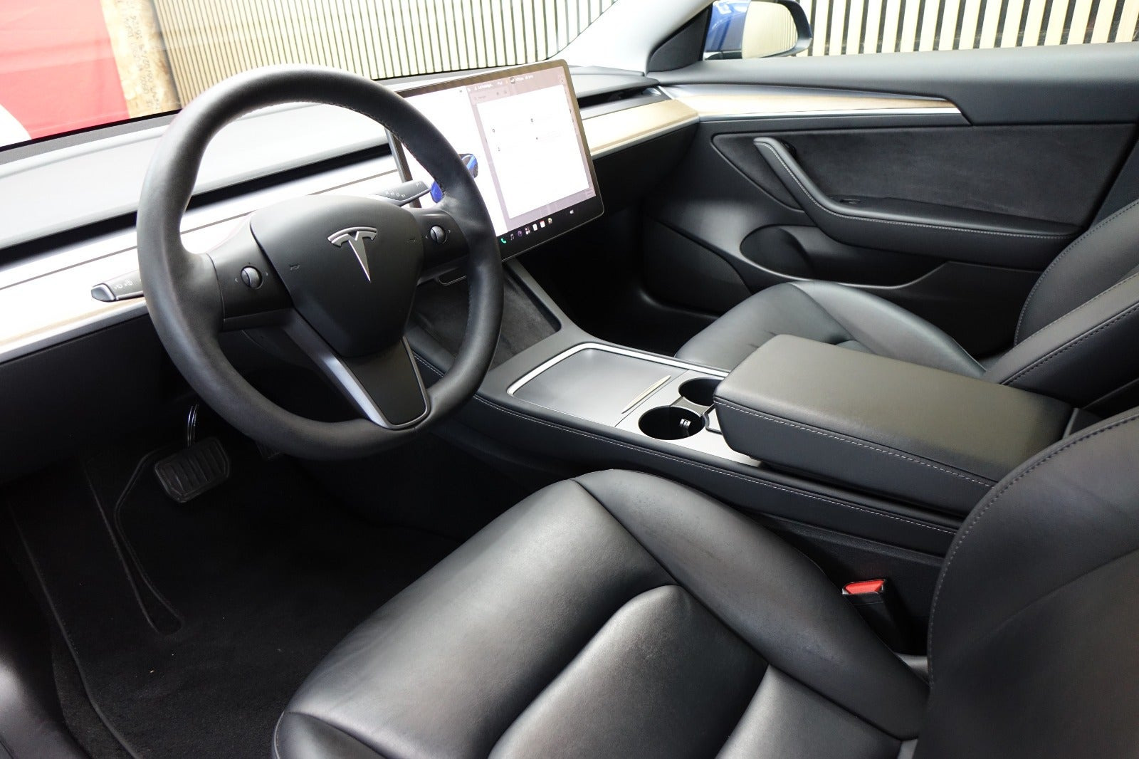 Blå Tesla Model 3 fra 2021