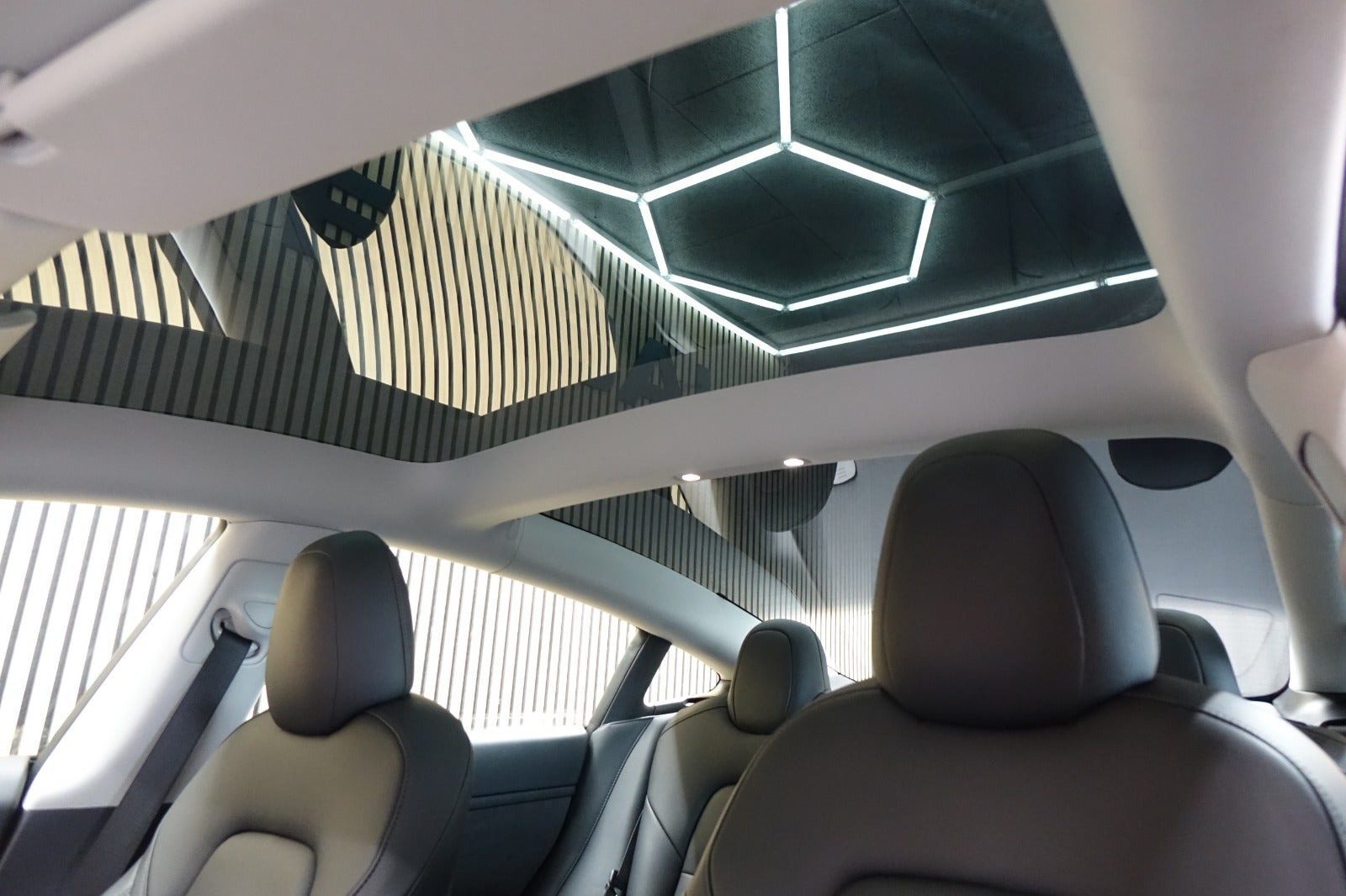 Blå Tesla Model 3 fra 2021
