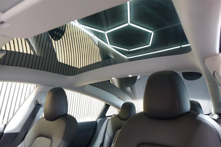 Blå Tesla Model 3 fra 2021