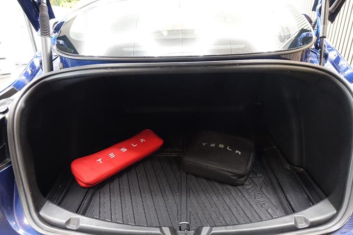 Blå Tesla Model 3 fra 2021