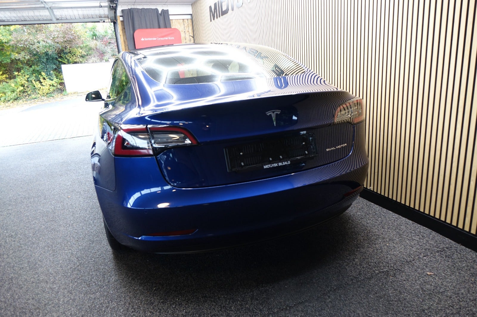 Blå Tesla Model 3 fra 2021