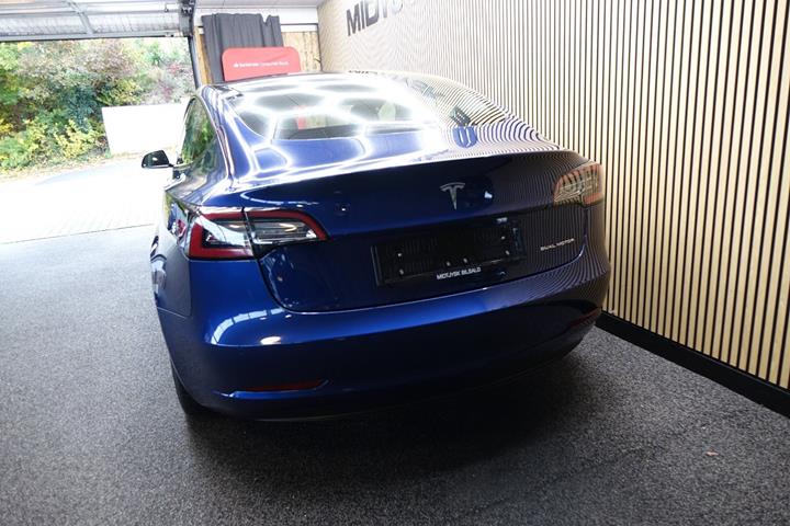 Blå Tesla Model 3 fra 2021